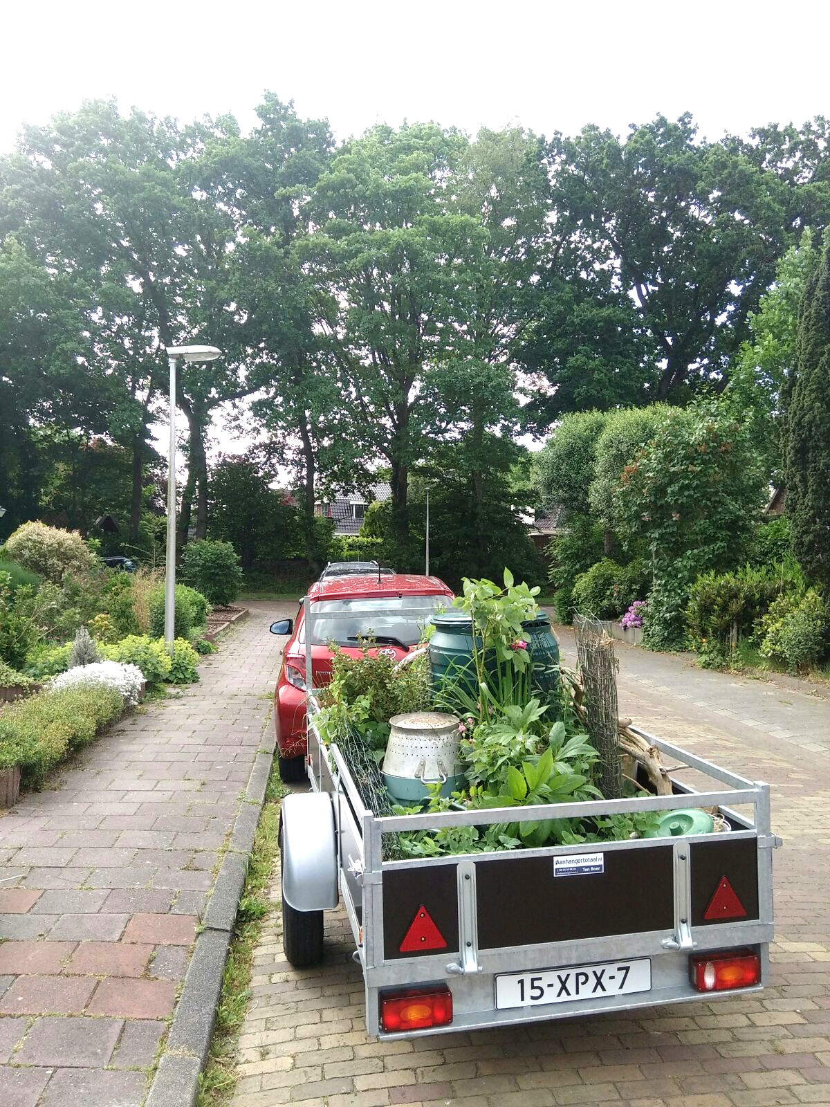 Unlike the area of Groningen (often elected Dutch Bicycle City of The Year), where she was moving from, to get anywhere around the remote countryside of Ponte da Pedra, a car is a basic necessity. This was the first car that my mother had owned in years. Its first task: pull the garden to Portugal.