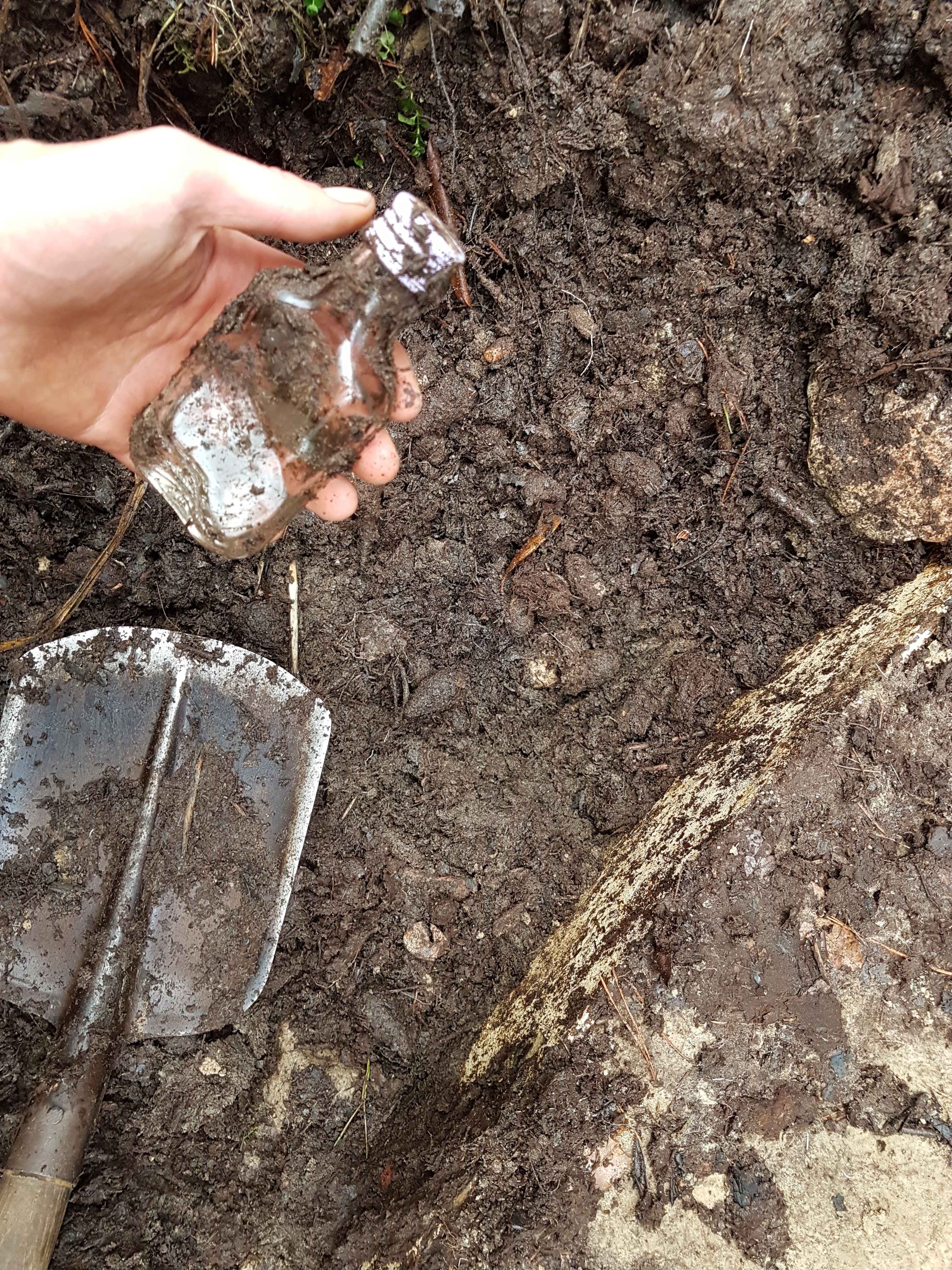 How a bottle burried in such muddy wetness for years managed to not be infiltrated by peat water, I don’t understand, since the bottle was less than half-full, meaning that the lid’s seal had already been broken before somebody tossed it into the pond.